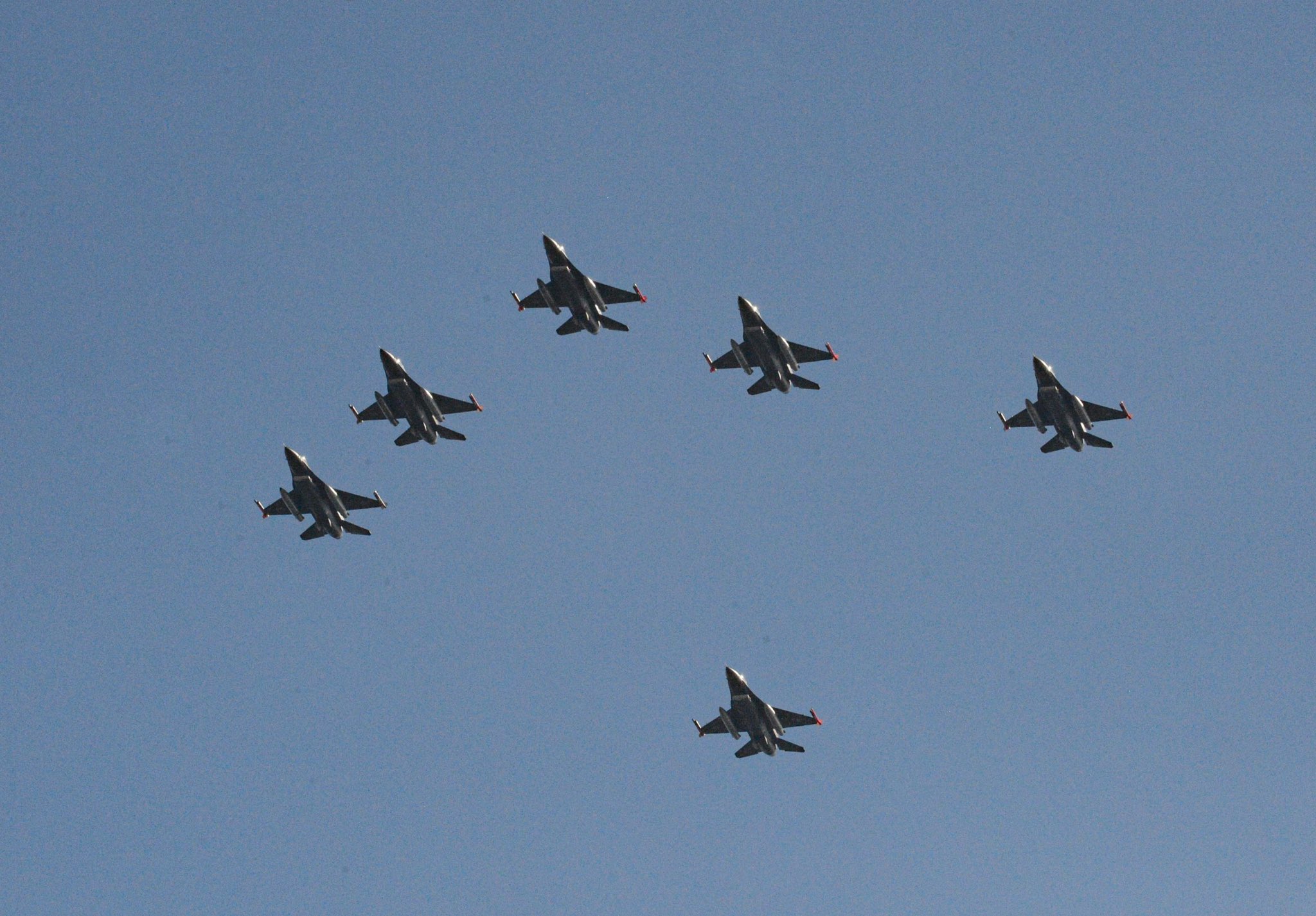 Los F-16 sobrevolaron Buenos Aires antes del acto de presentación en Córdoba