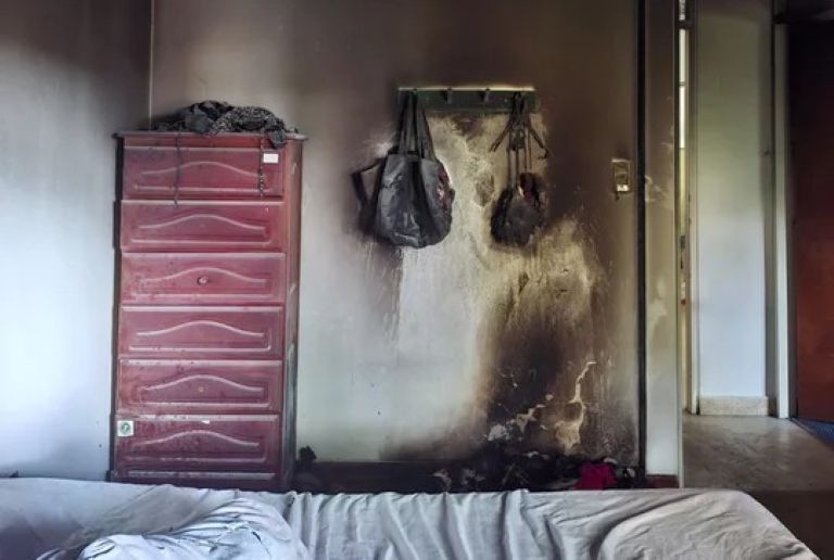 La Plata: le entró una cañita voladora a la casa y le prendió fuego la vivienda