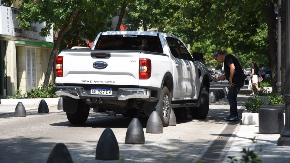 Choque contra bolardos en la semipeatonal de Santa Rosa provocó demoras en el tránsito