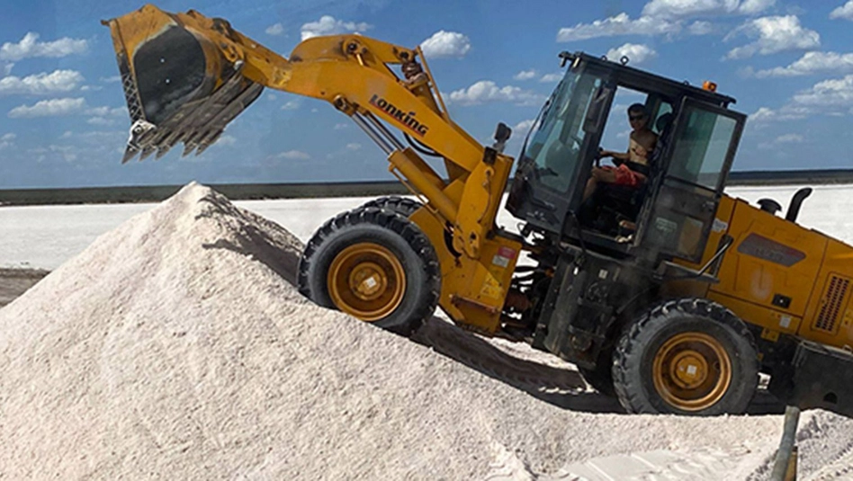 Puelches: la cosecha de sal alcanzó los 1.000 metros diarios en la salina Gestau