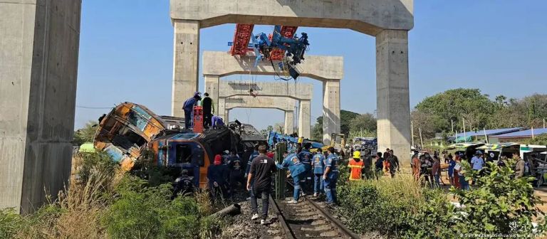 Tailandia: una grúa cayó sobre un tren y dejó al menos 30 muertos y 67 heridos