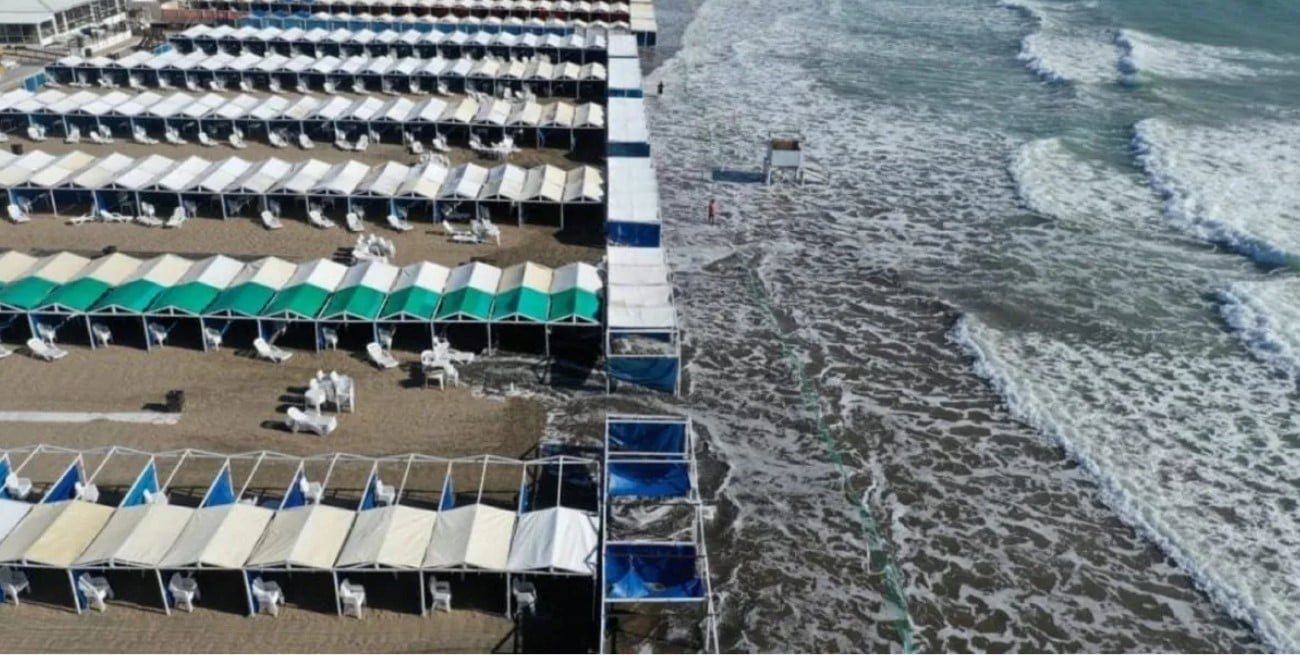Mar del Plata: la crecida del mar cubrió la arena y no hubo playa
