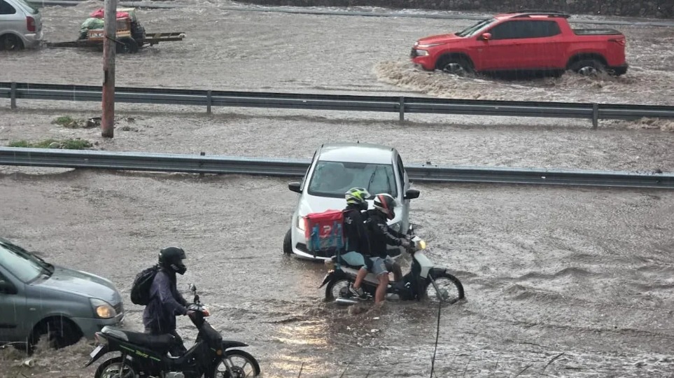 Mendoza: miles usuarios sin luz y rescates por un fuerte temporal