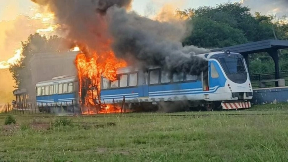 Córdoba: se incendiaron dos vagones del Tren de las Sierras y evacuaron a más de 120 pasajeros