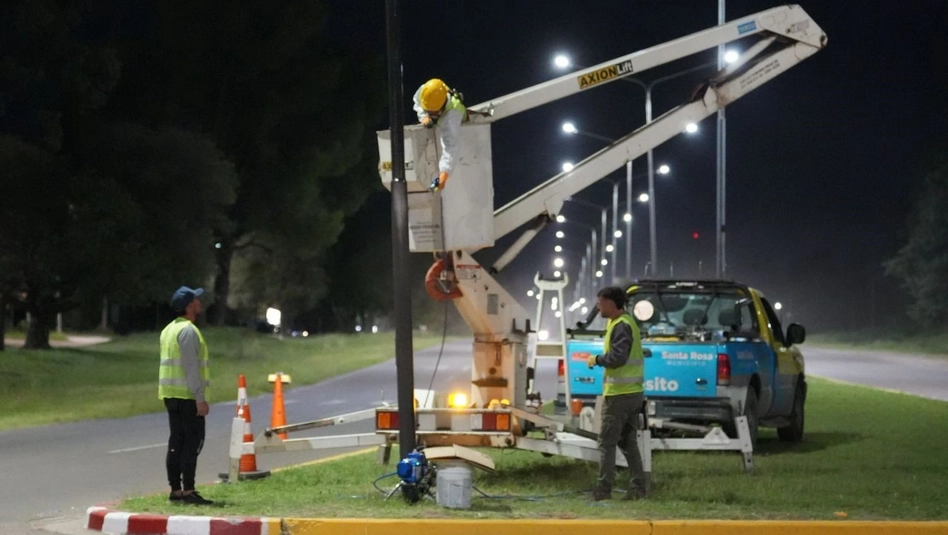 Santa Rosa: avanzan obras de mantenimiento, iluminación y señalización en la Avenida Perón