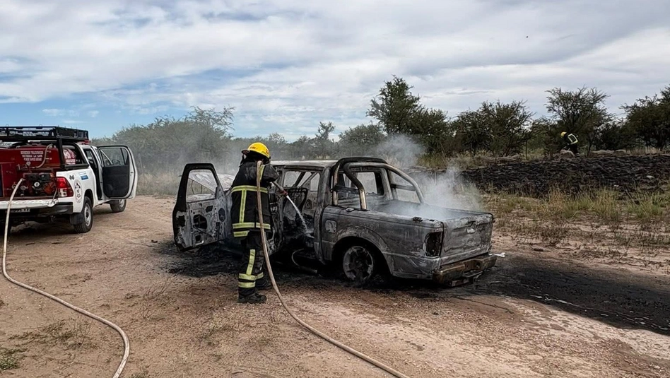 Victorica: se incendió por completo una camioneta en la Ruta Provincial 13