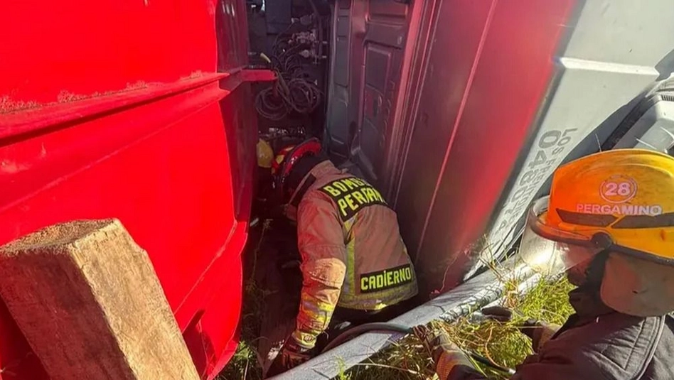 Pergamino: murió un camionero mientras manejaba, volcó en la Ruta 8 y vecinos faenaron la carga