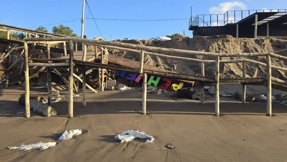 Pehuen Co sufrió una fuerte sudestada que dañó paradores y el frente costero