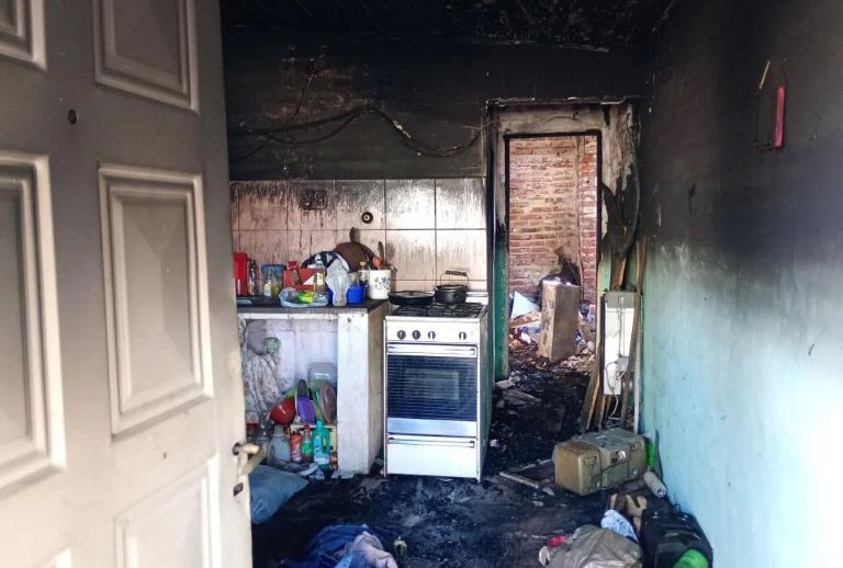 General Pico: vecino logró rescatar a una mujer del incendio total de su departamento