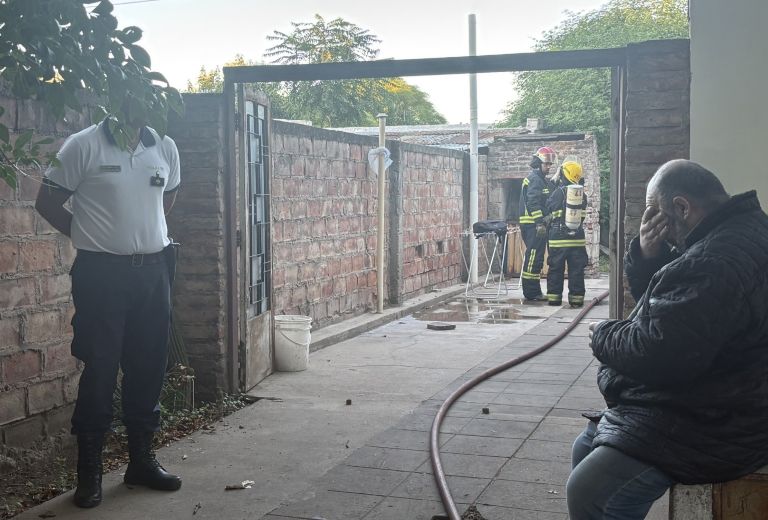 General Pico: se incendió una vivienda en barrio El Molino y el dueño dice que fue intencional y que sabe quién lo hizo