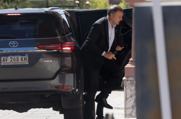 Denuncian a Manuel Adorni por presuntas irregularidades en contrataciones y la concesión de Tecnópolis