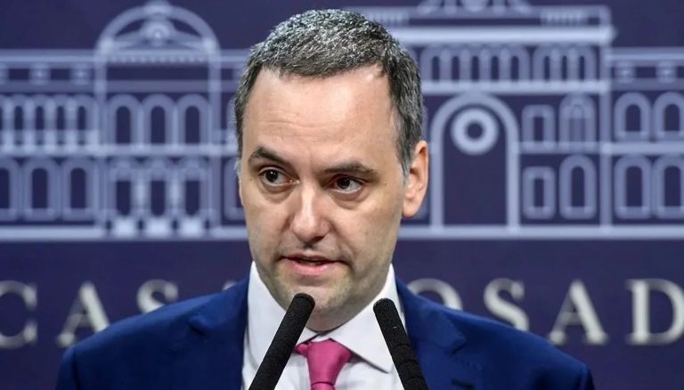 Manuel Adorni, luego del polémico viaje con su esposa en el avión presidencial: “No creo que me vuelva a acompañar, es exponerse”