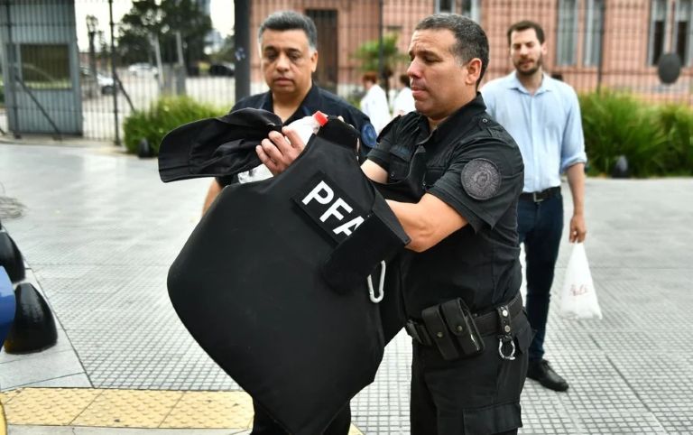 Tensión en Casa Rosada: quién es, dónde trabaja y qué denuncia el policía que protestó armado