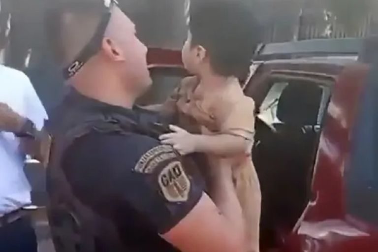 Buenos Aires: desesperado rescate de un nene abandonado por sus abuelos dentro del auto en un shopping