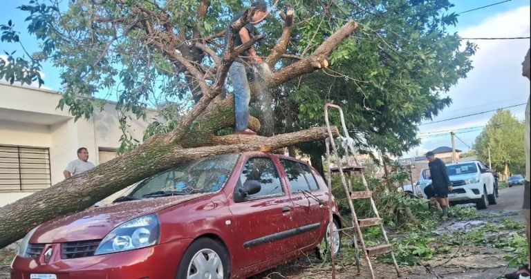 Santa Rosa: más de 100 automóviles destrozados, antenas caídas y radios fuera del aire por el tornado