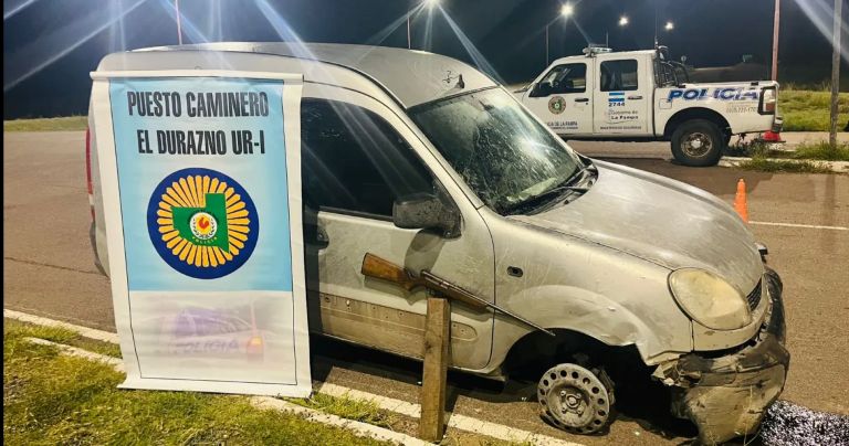 “Insólito”; un santarroseño llegó al puesto policial “en llanta”, con un arma cargada y sin papeles