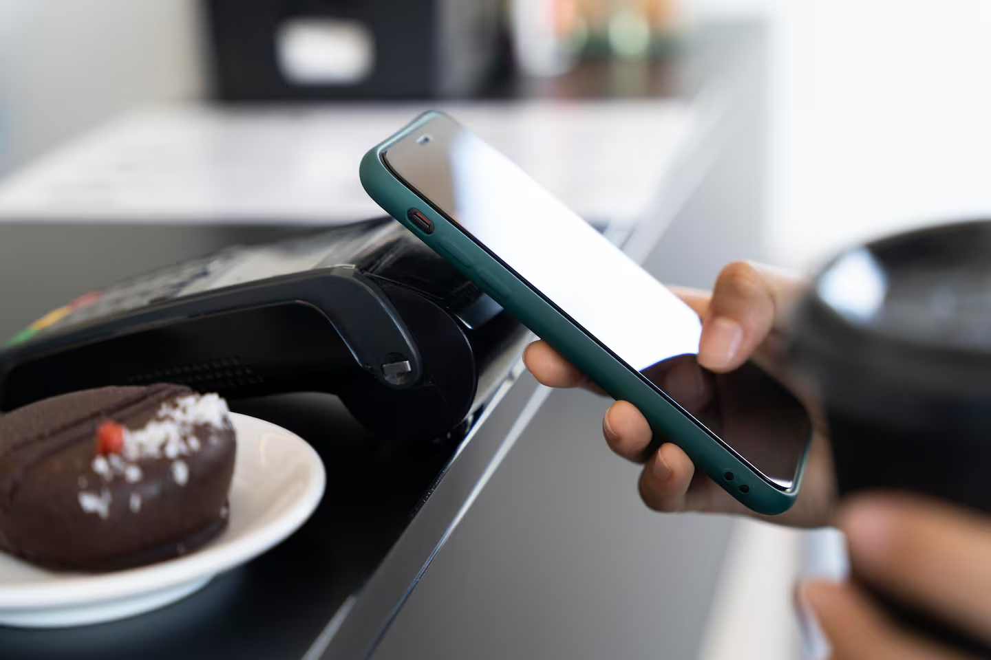 El robo invisible: cómo pueden vaciarte la billetera con solo acercarse a tu celular