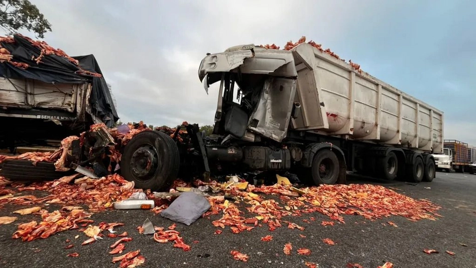Choque múltiple con camiones en la autopista Rosario-Buenos Aires dejó un muerto y corte total