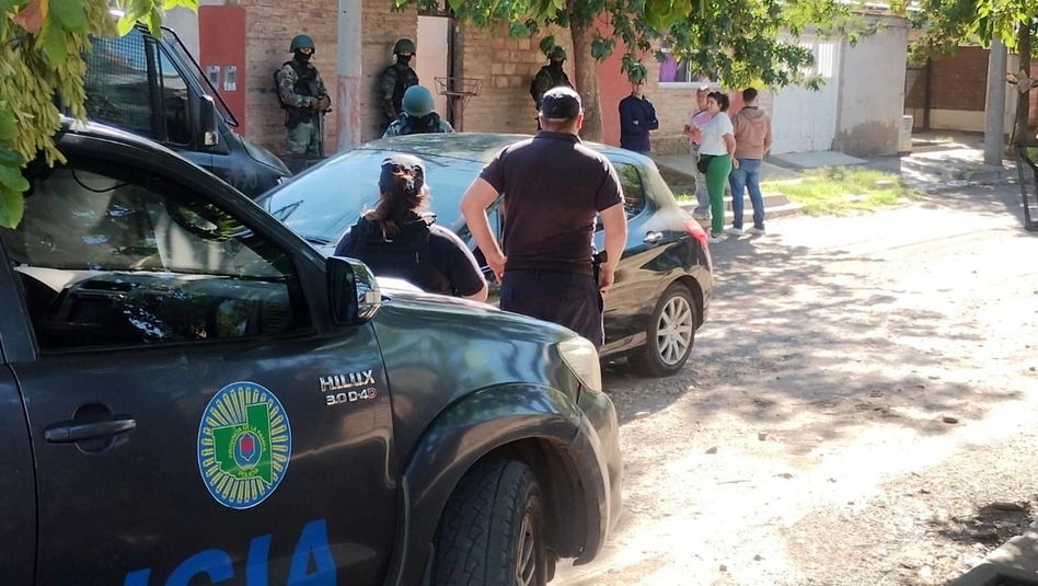 Santa Rosa: fuerte operativo policial por el desalojo de una vivienda en el barrio Plan 3 Mil
