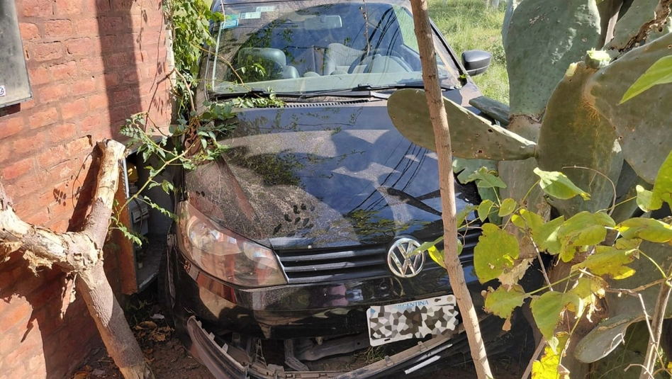 Santa Rosa: se despistó y frenó contra una vivienda