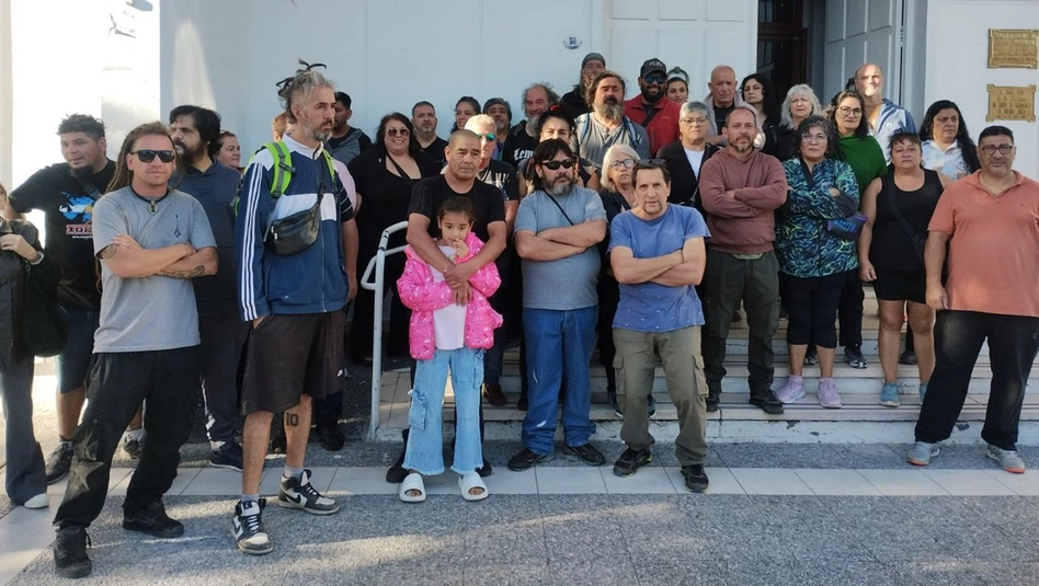 Santa Rosa: artesanos protestaron frente al municipio por el sistema eléctrico y el uso de gazebos en la feria