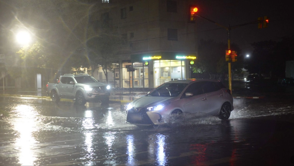 Santa Rosa: lluvia, viento y granizo provocaron daños y rige alerta meteorológica