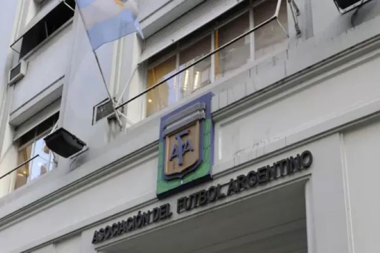 Fútbol: el Gobierno designó veedores en la AFA y tendrá 180 días para auditar balances, contratos y movimientos financieros