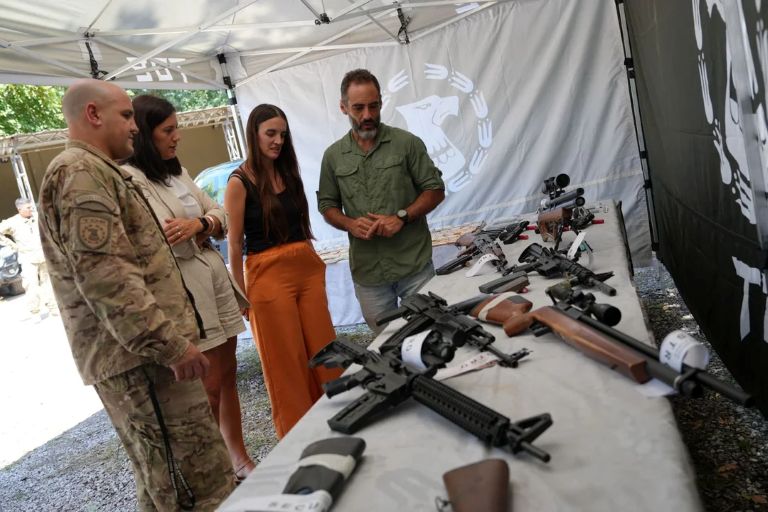 Rosario: encontraron fusiles de guerra y un arsenal enterrados que pertenecían a grupos mafiosos