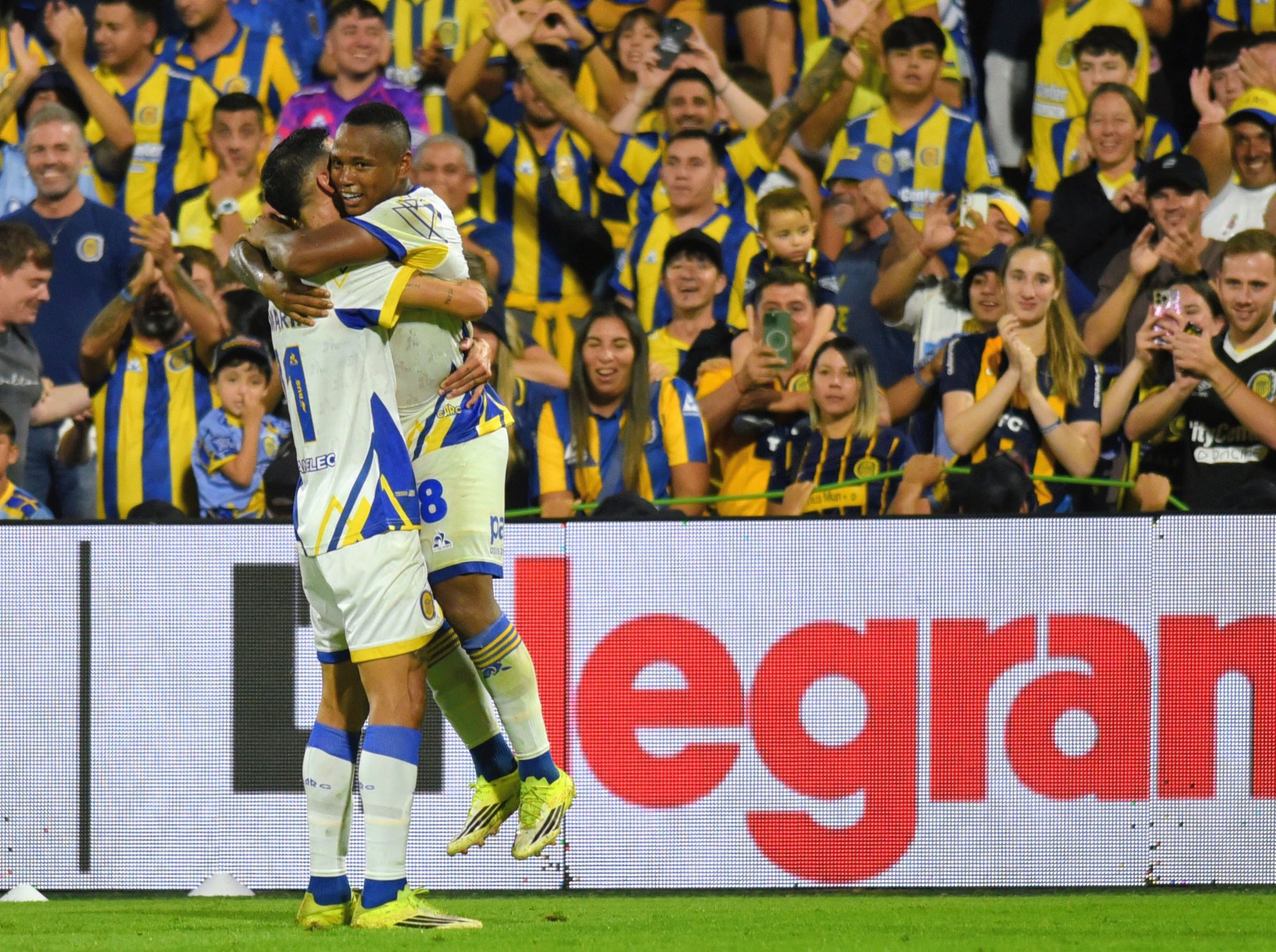 Fútbol: Rosario Central se lo dio vuelta a Banfield y se subió a la cima de la tabla