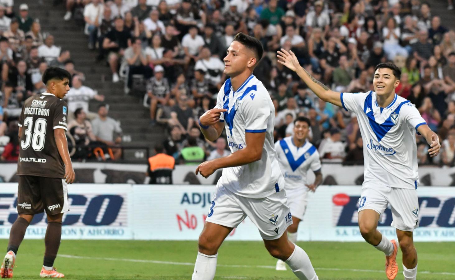 Fútbol: Vélez venció a Platense y se mantiene en lo más alto de la Zona A