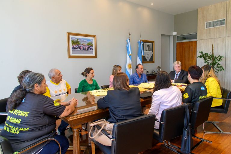 El gobernador Ziliotto recibió a Estrellas Amarillas y les brindó detalles del plan de infraestructura vial en la provincia